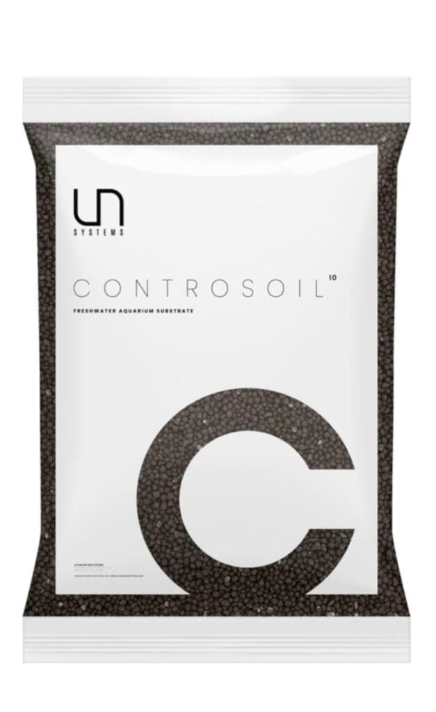 שקית מצע Controsoil לאקווריום מים מתוקים, גרגרים כהים, לוגו UN SYSTEMS.
